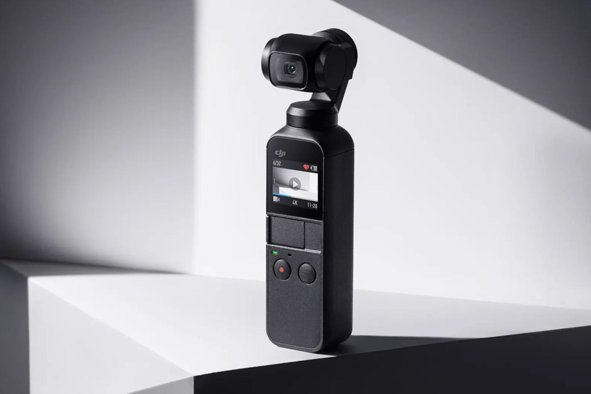 دوربین دی جی آی DJI Osmo Pocket روی میز حالت ایستاده