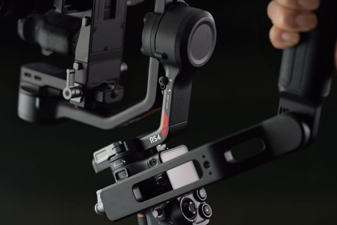  گیمبال DJI RS 4 در دست
