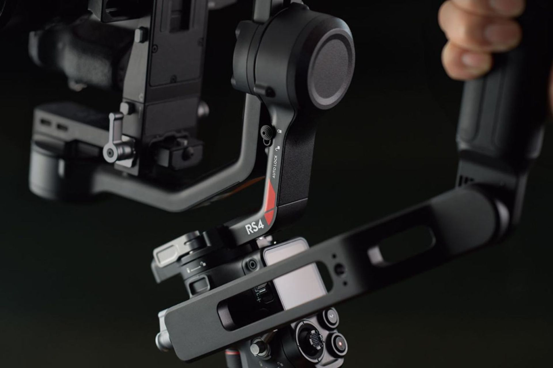  گیمبال DJI RS 4 در دست