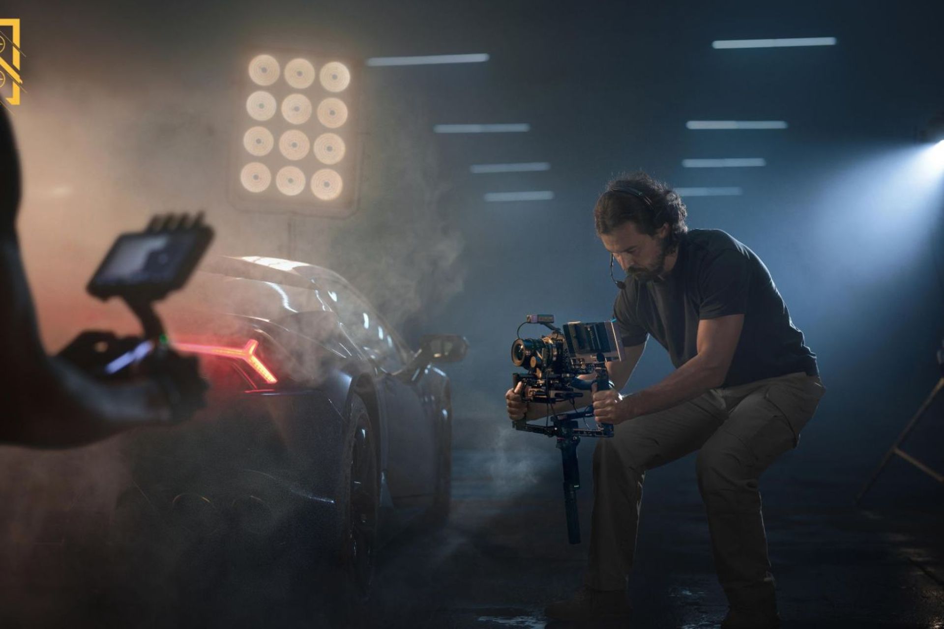 مرد جوان درحال کار با گیمبال DJI RS 4