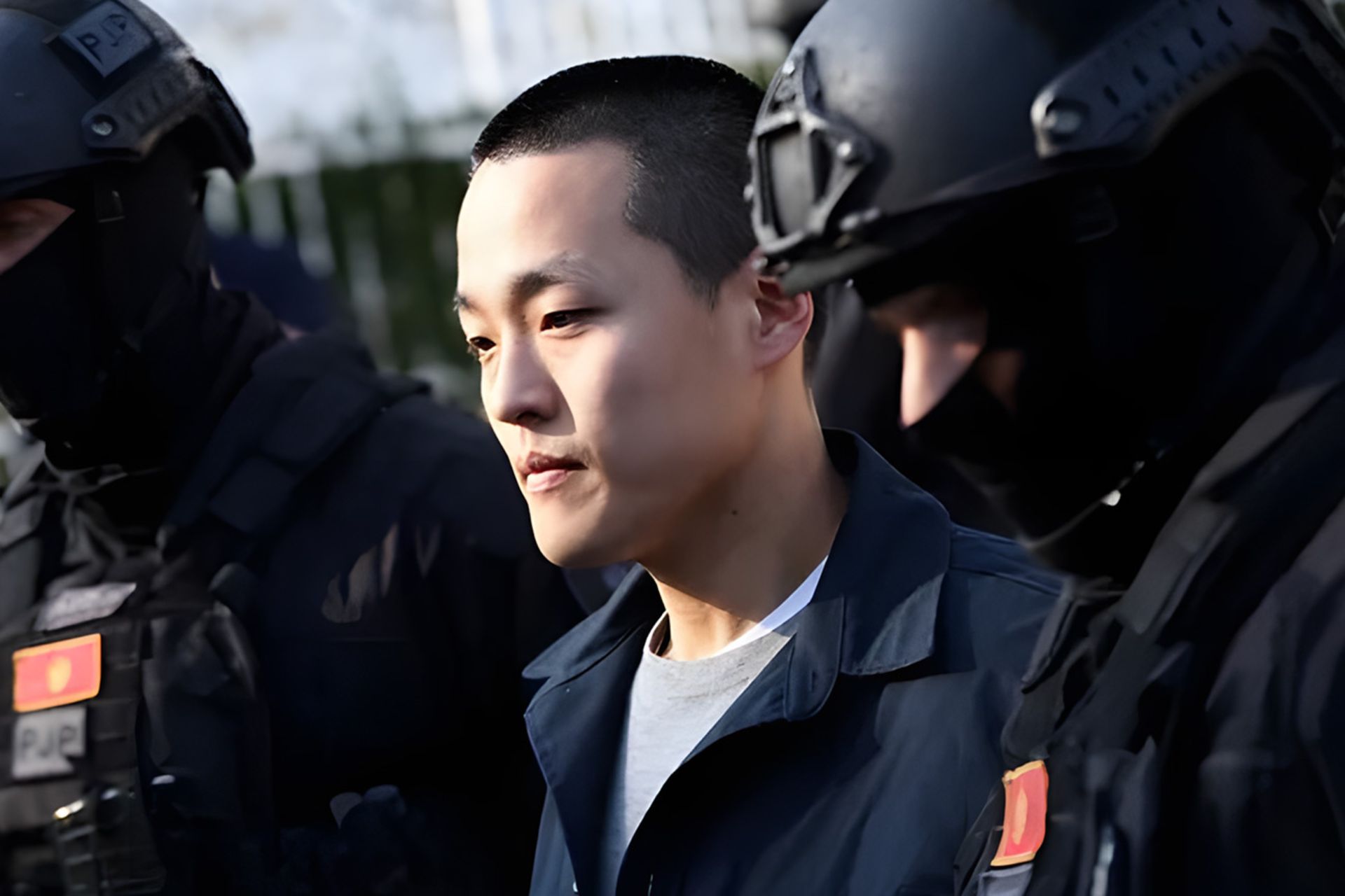 یک مرد بین دو مرد نظامی