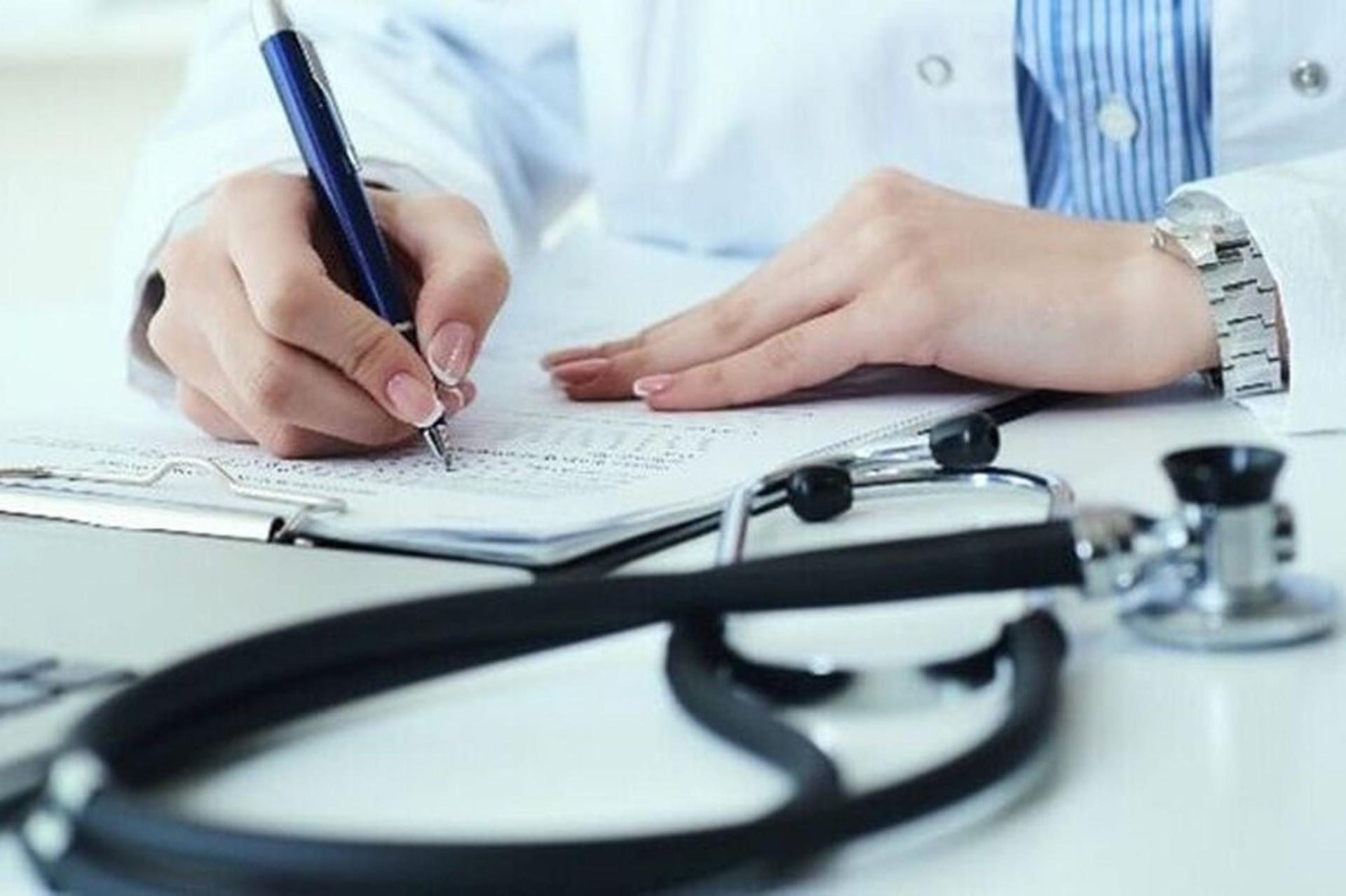 پزشک در حال نوشتن نسخه