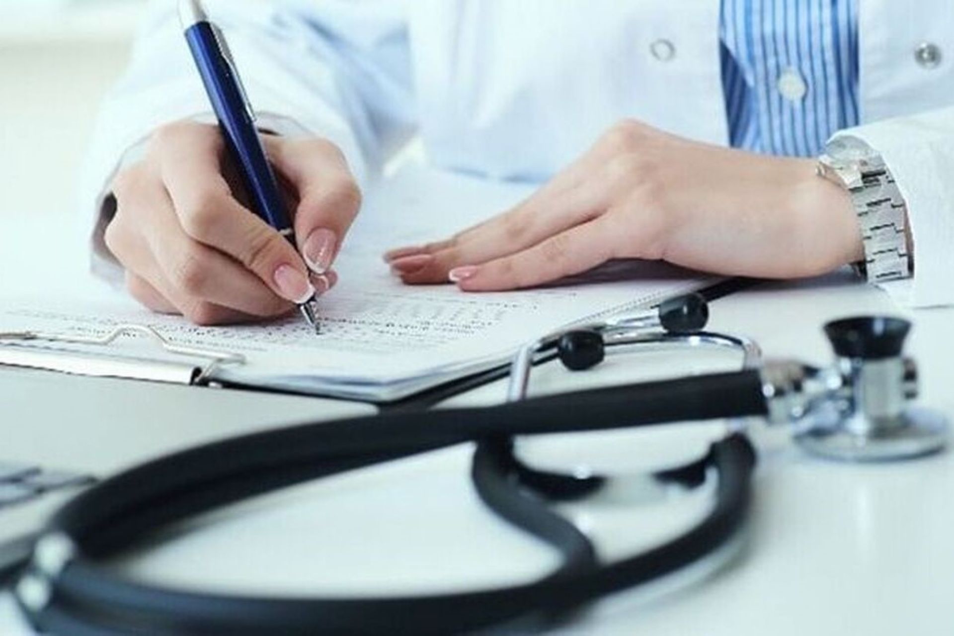 پزشک در حال نوشتن نسخه