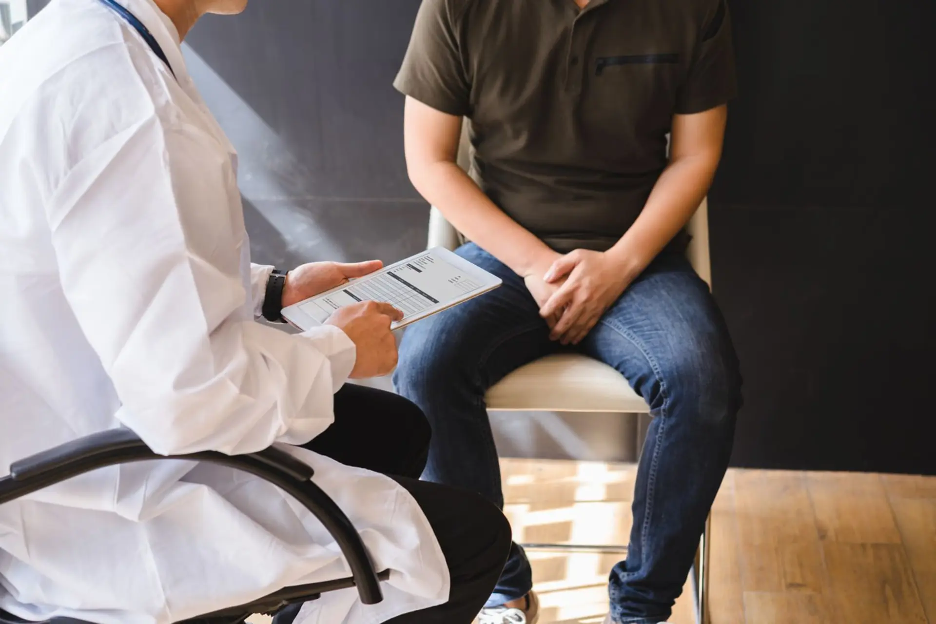 پزشک در حال بررسی پرونده پزشکی بیمار 