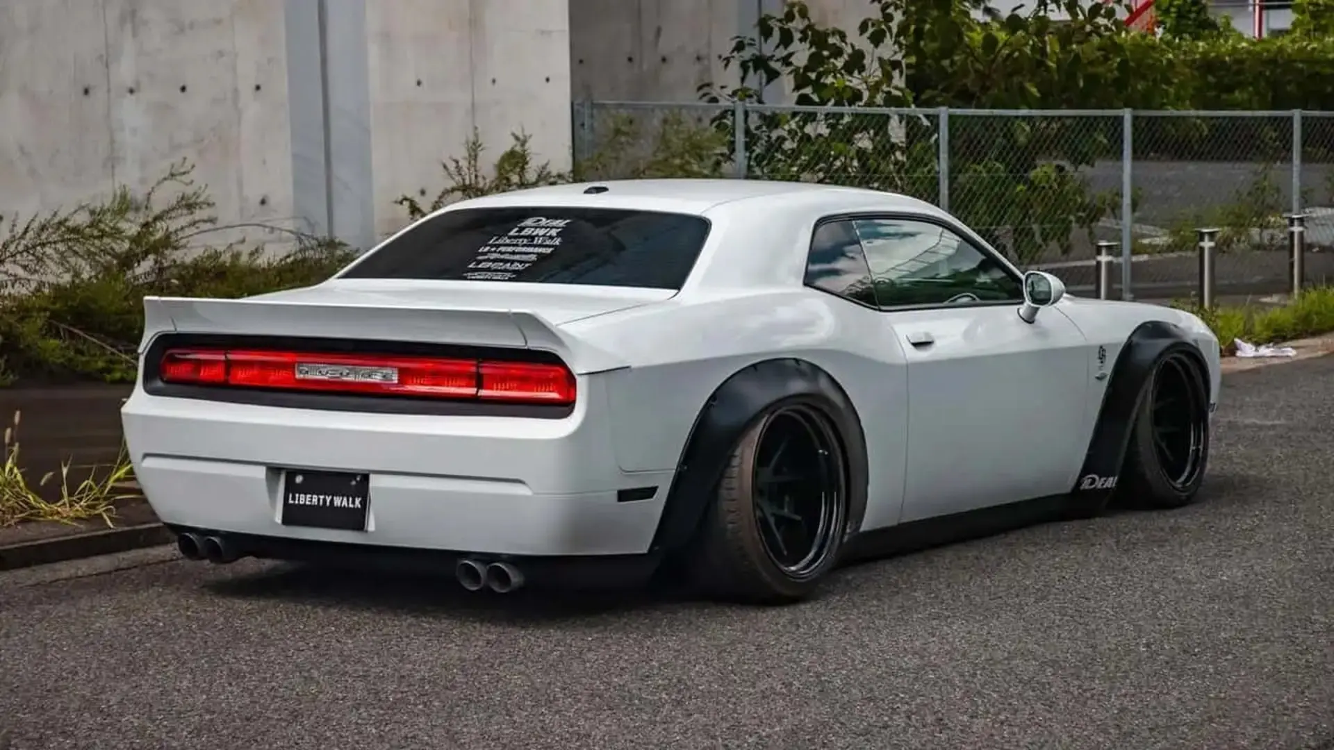 خودرو دوج چلنجر (Dodge Challenger) سفید با بدنه پهن و گلگیرهای سیاه