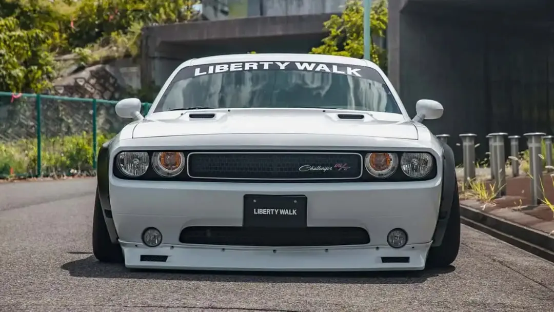 خودروی دوج چلنجر (Dodge Challenger) سفید با بدنه پهن و اصلاح‌شده