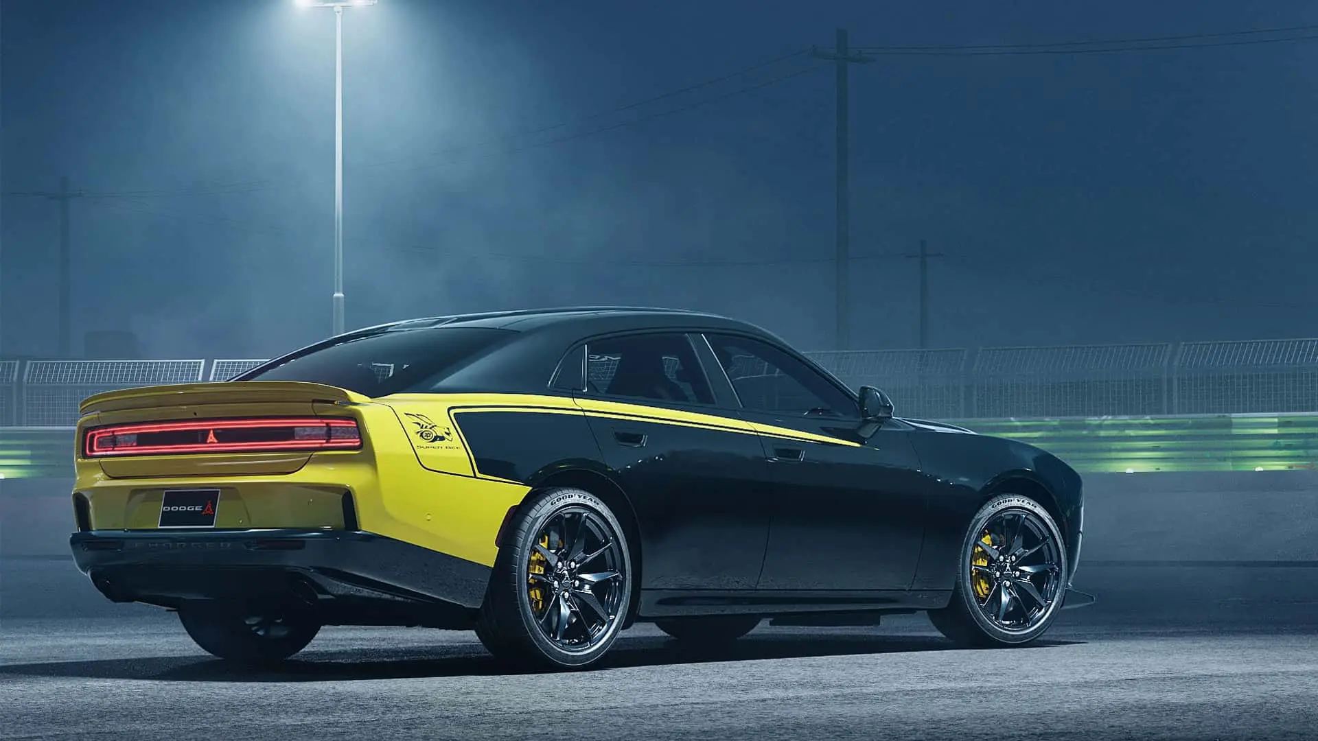 خودرو دوج سوپر بی (Dodge Super Bee) با رنگ مشکی و زرد در شب