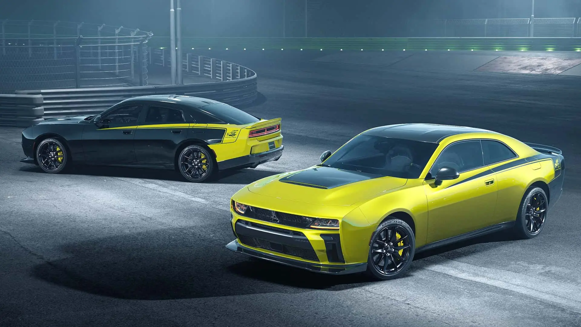 خودروهای دوج سوپر بی (Dodge Super Bee) با رنگ مشکی و زرد در پیست مسابقه