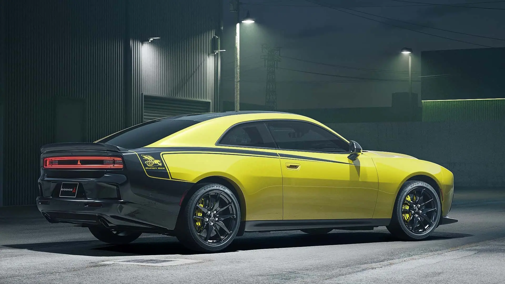 خودرو دوج سوپر بی (Dodge Super Bee) با رنگ زرد و مشکی در شب