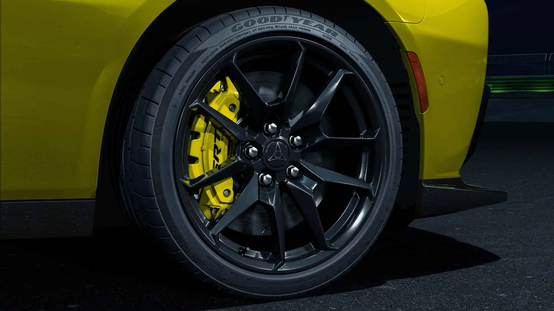 چرخ و رینگ مشکی دوج سوپر بی (Dodge Super Bee) با کالیپر ترمز زرد