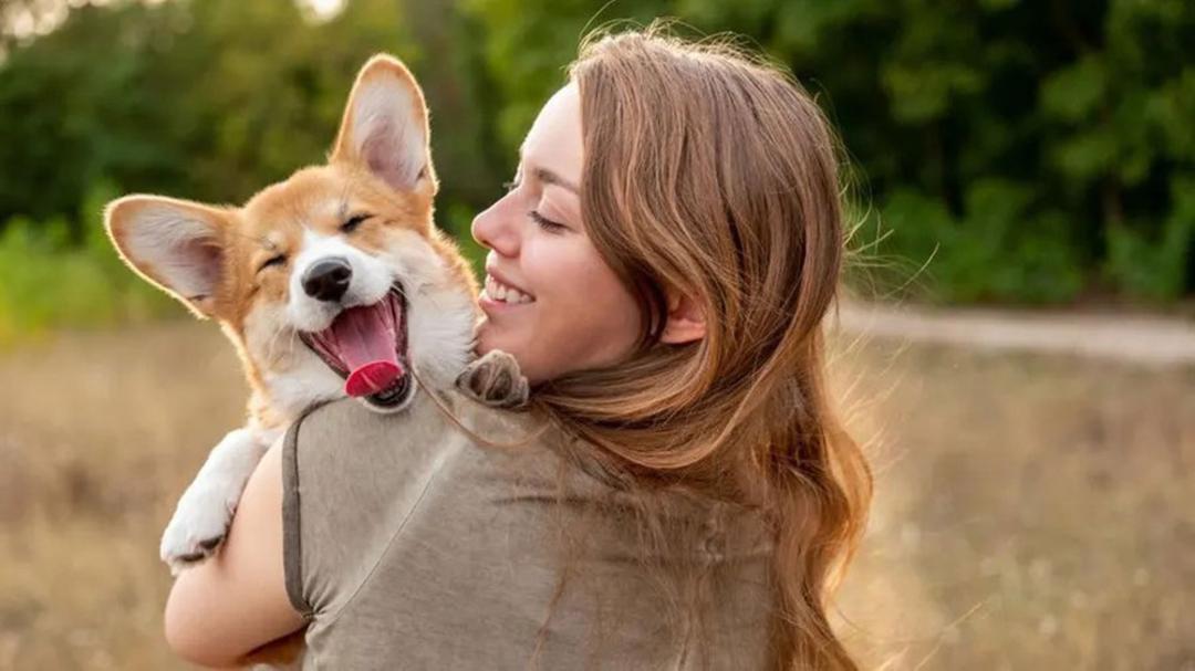 دختری همراه با سگش