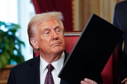 دونالد ترامپ / Donald Trump رئیس‌جمهور آمریکا در حال امضا