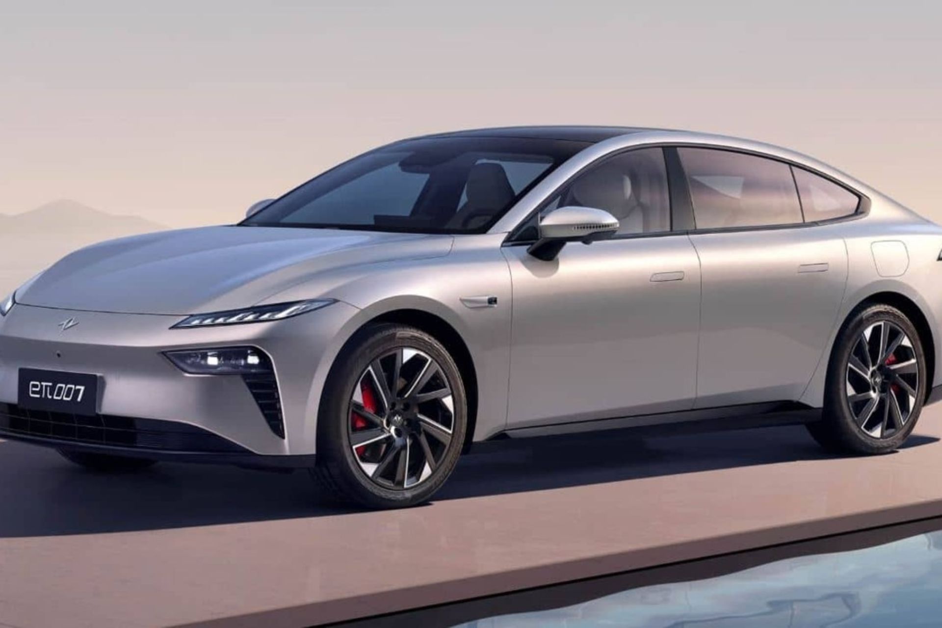 نمای سه‌چهارم جلو خودرو دانگ‌فنگ E007 