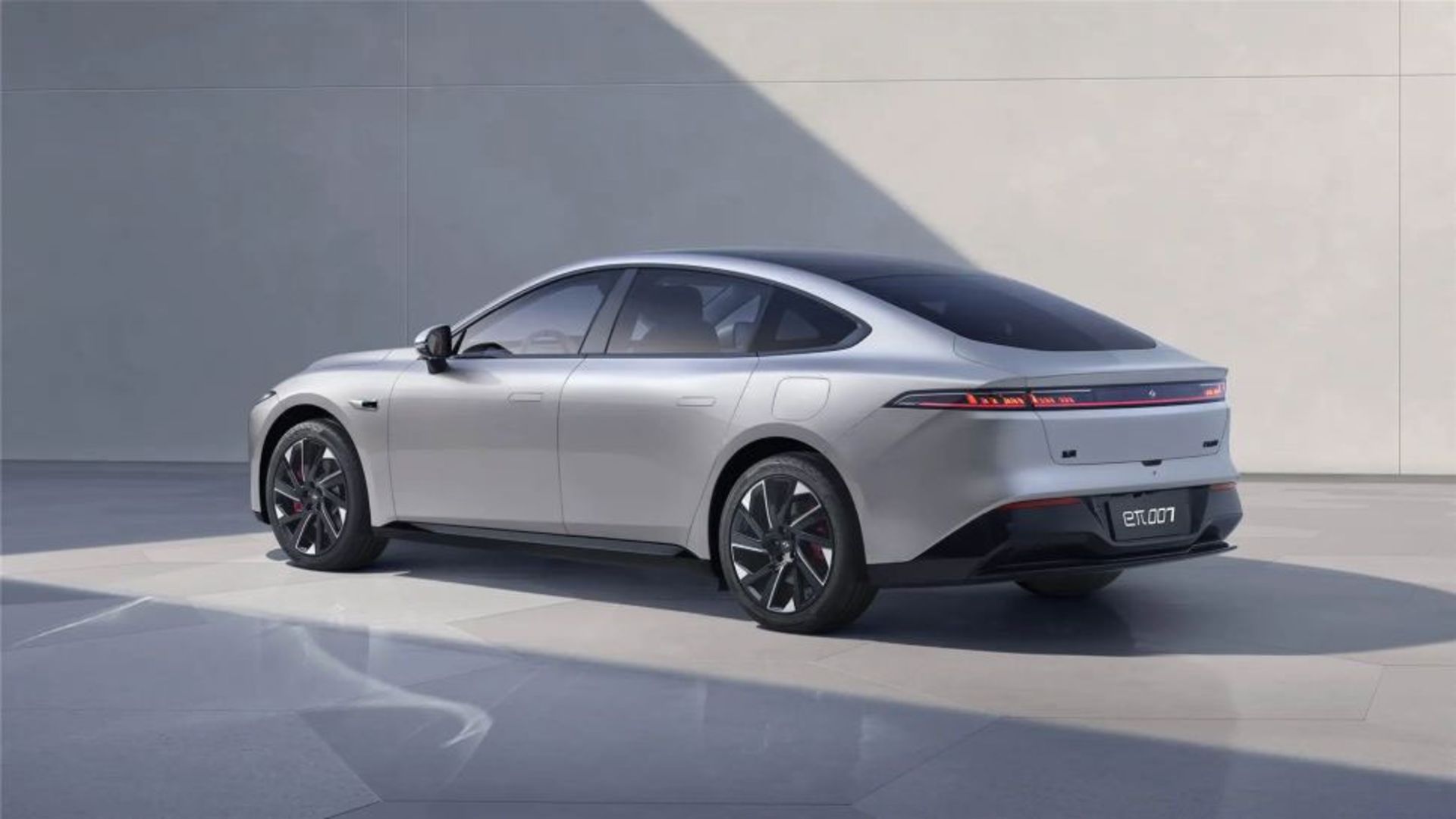 نمای سه‌چهارم عقب خودرو دانگ‌فنگ E007 