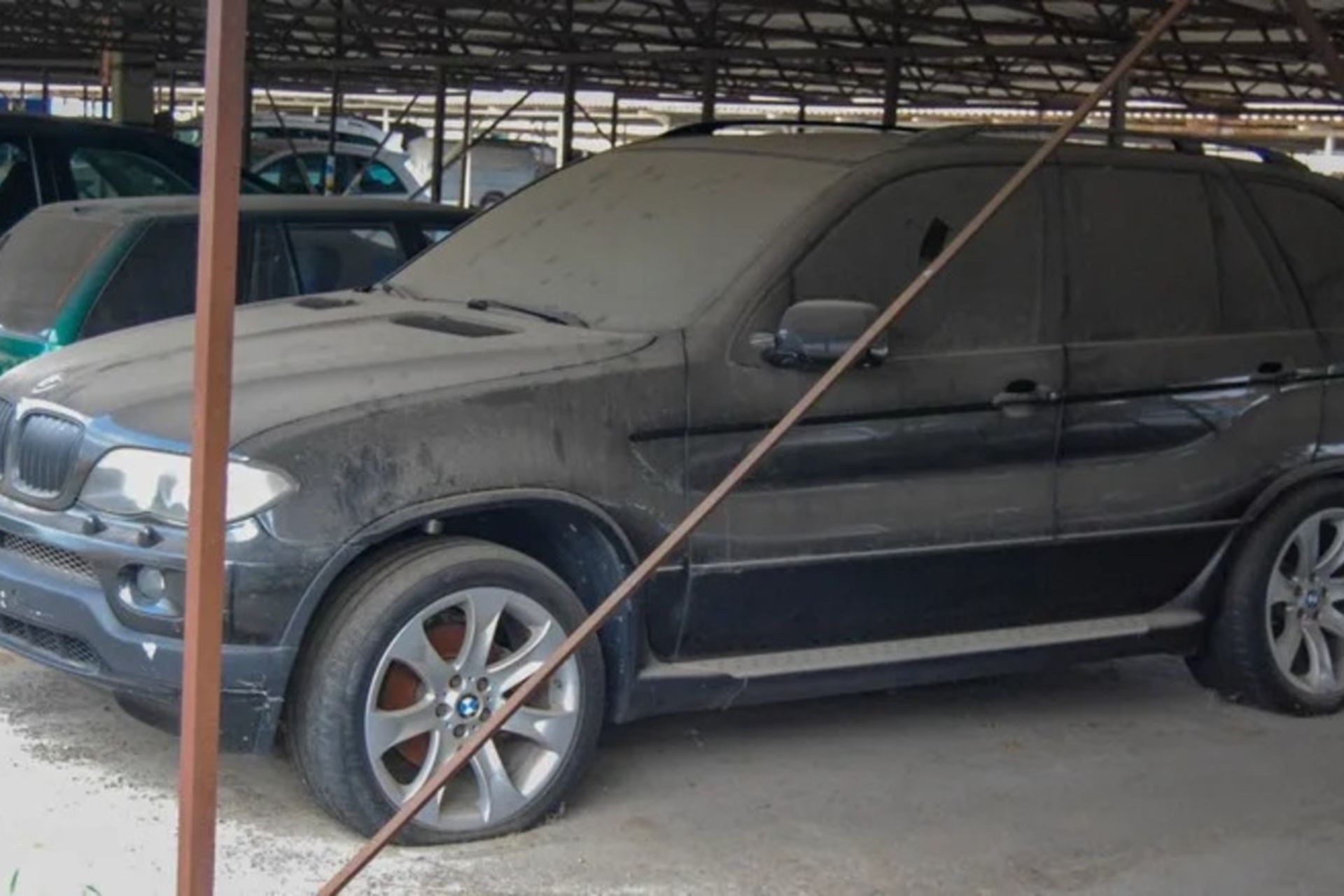 نمای جلو یک شاسی‌بلند بی‌ام‌و رها شده در خاک