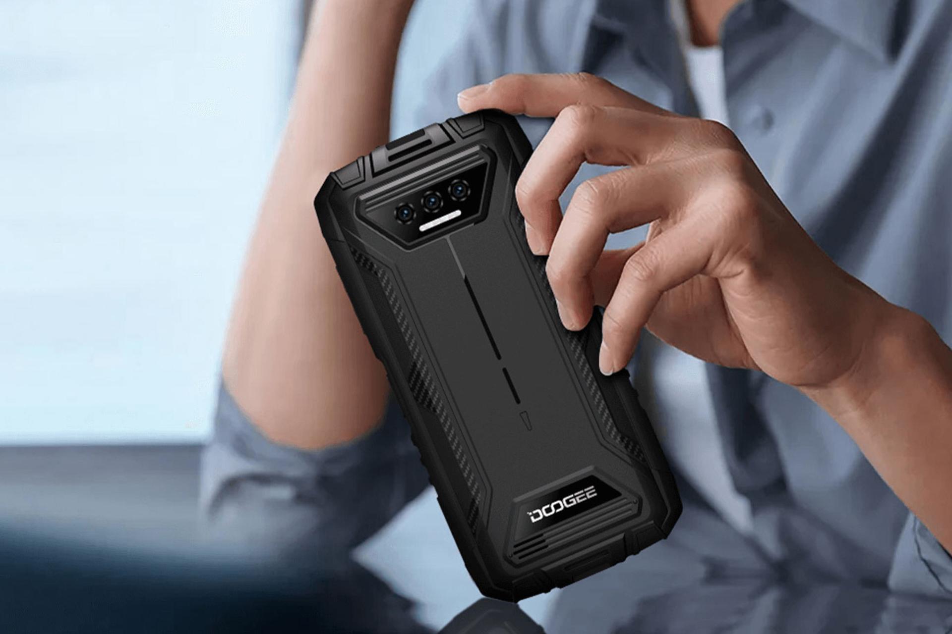 گوشی دوجی S41 مکس/پرو/پلاس در دست یک مرد