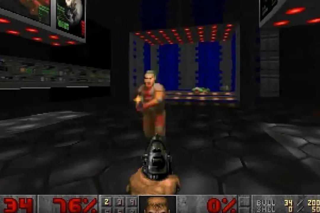 تصویری از یک اسلحه در بازی DOOM 1993 که در حال شلیک به یک مرد است.