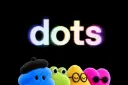 لوگوی رنگی داتس (Dots) بالای چهار شخصیت عروسکی و رنگی