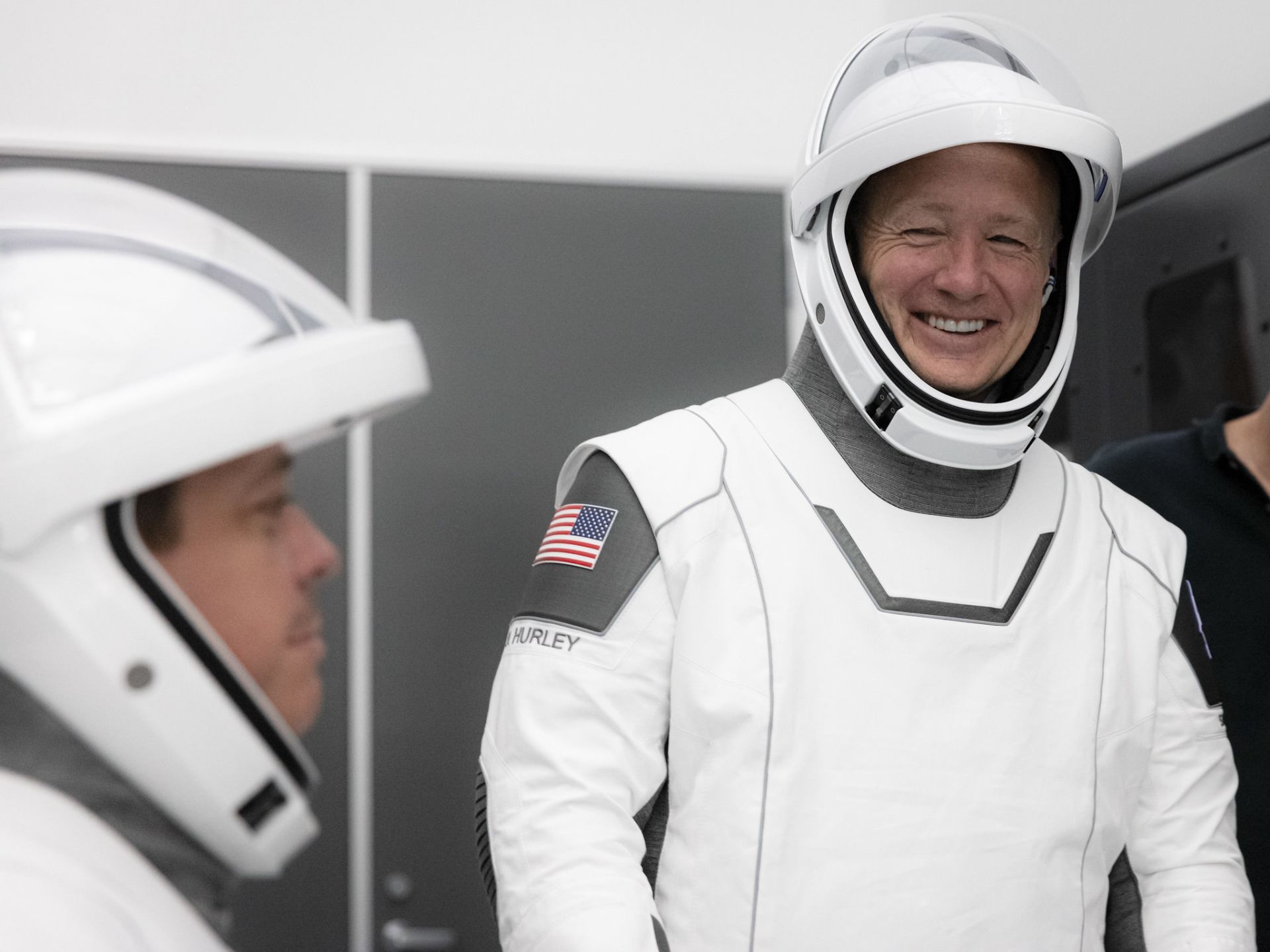 داگ هرلی، فضانورد ناسا در لباس فضانوردی اسپیس ایکس