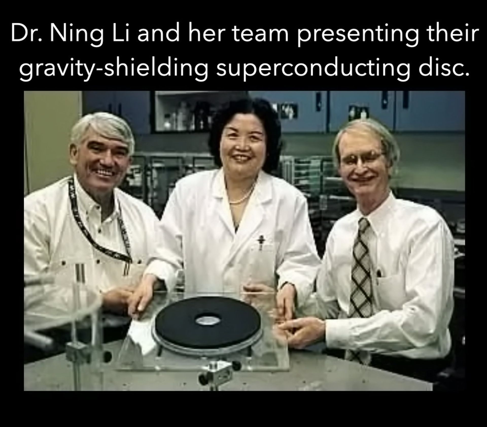دکتر نینگ لی فیزیکدان به همراه دیسک ضد گرانش