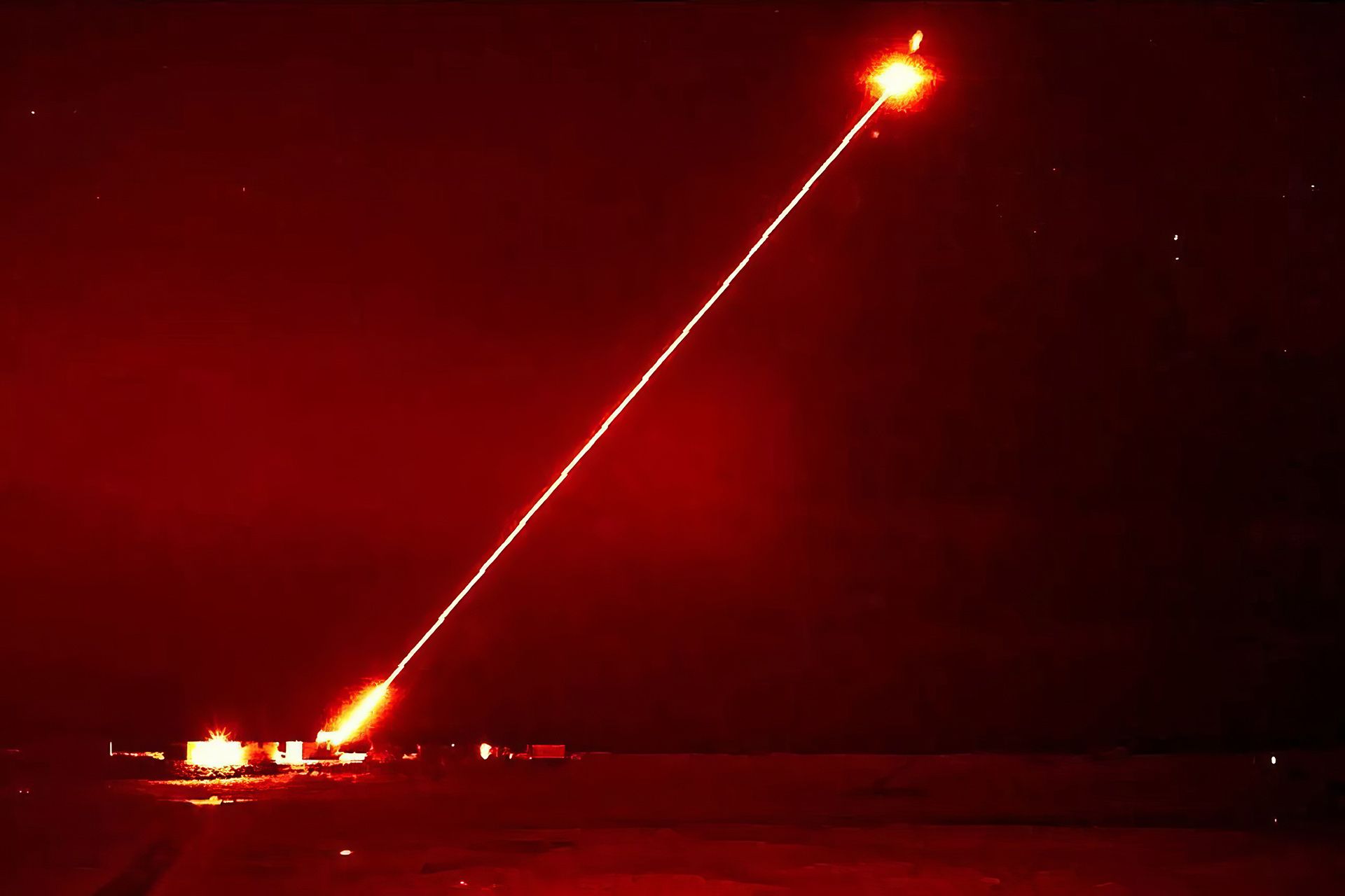 نمایی از شلیک سلاح لیزری دراگون‌فایر در شب