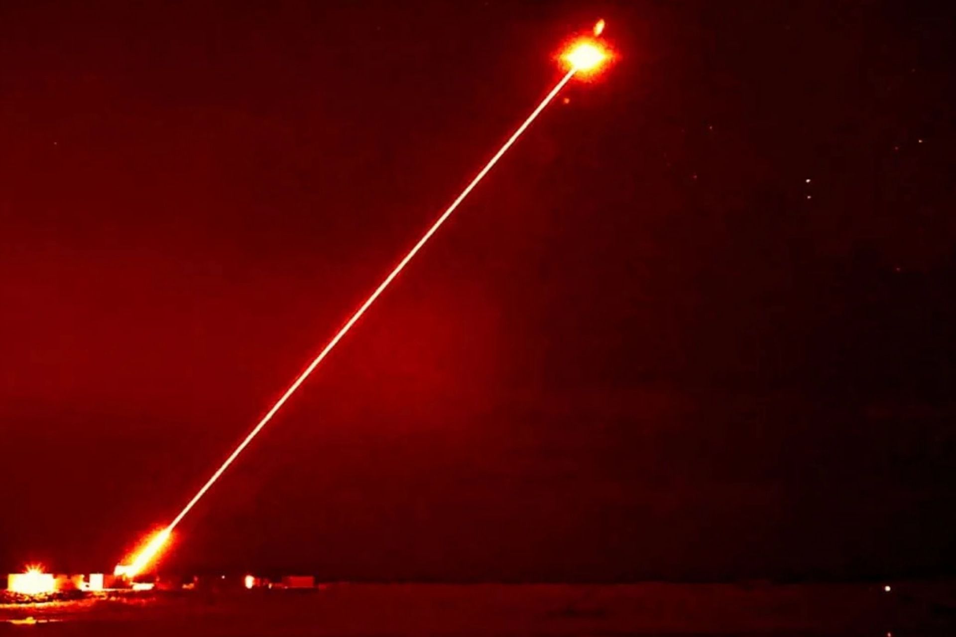 سامانه‌ی لیزری دراگون‌فایر بریتانیا درحال انهدام یک پهپاد