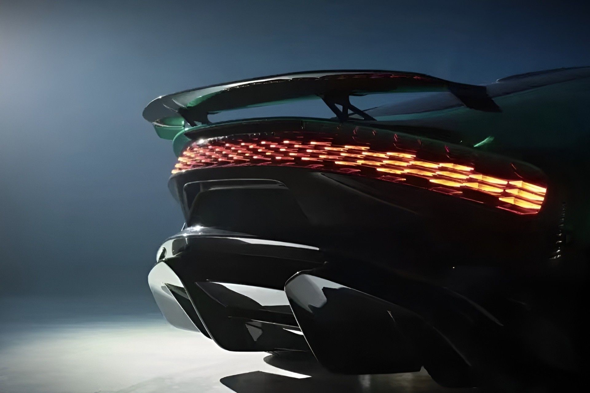 چراغ‌های عقب ابرخودرو دریمی از نمای نزدیک