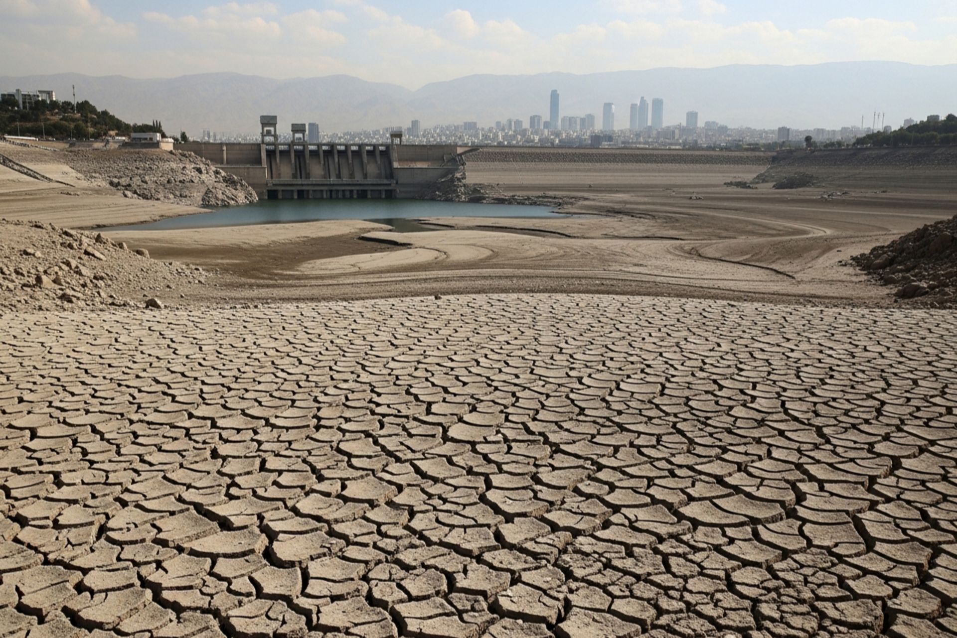 سد خشک شده به دلیل خشکسالی و بحران آب در تهران