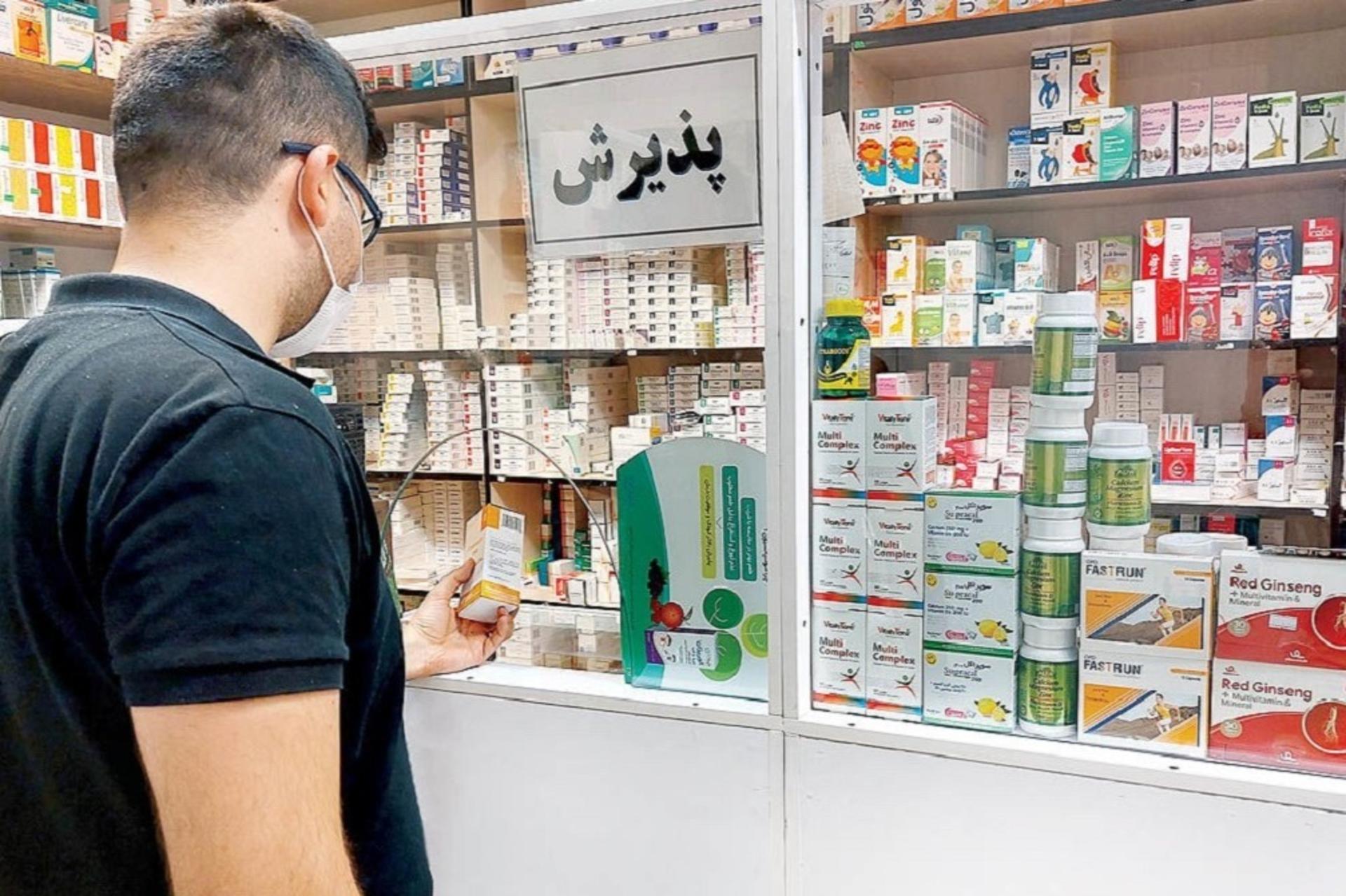 مرد در حال خرید دارو در داروخانه