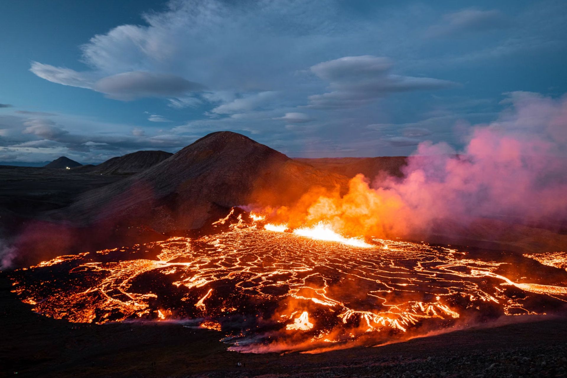 فوران آتشفشان و جریان گدازه