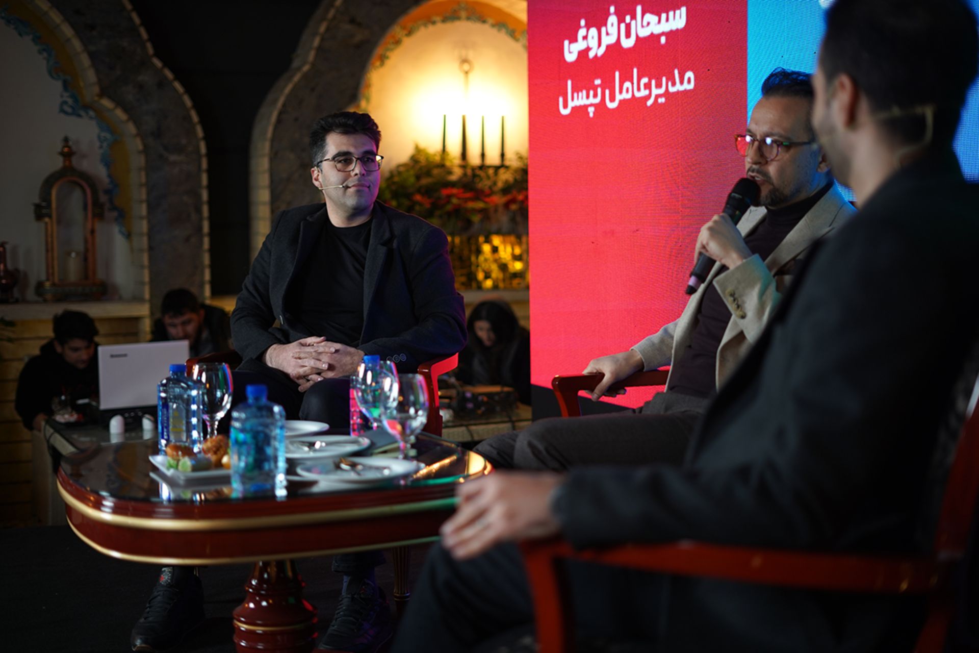 دو نفر در حال گفت‌وگو روی سن