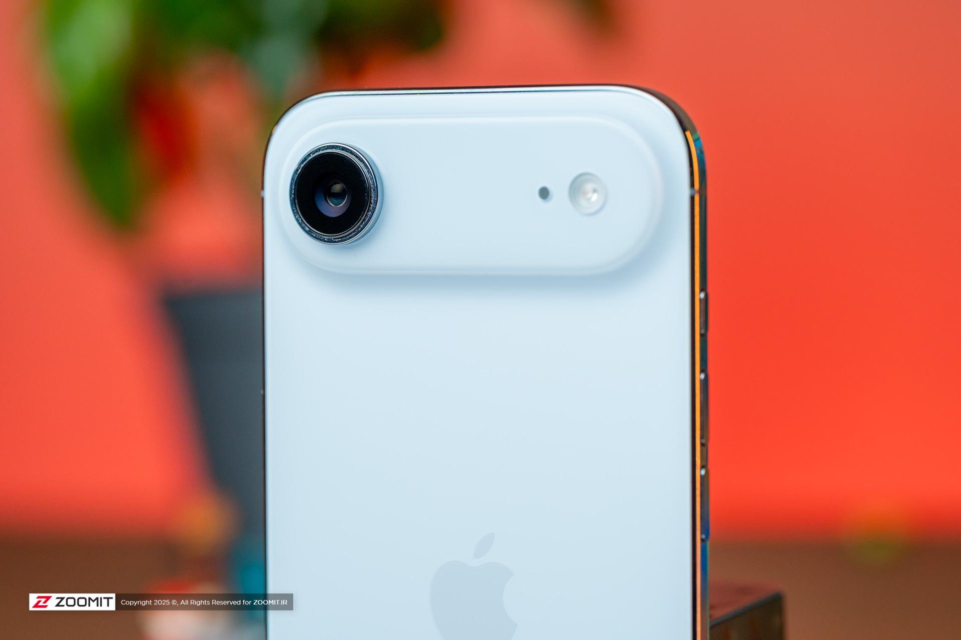 نمای نزدیک از دوربین تکی و فلاش در قسمت پشتی آیفون ایر مدل سفید