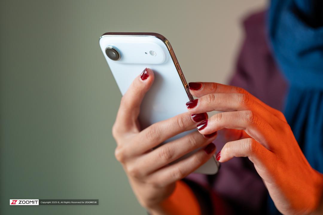 گوشی آیفون ایر مدل سفید در دست