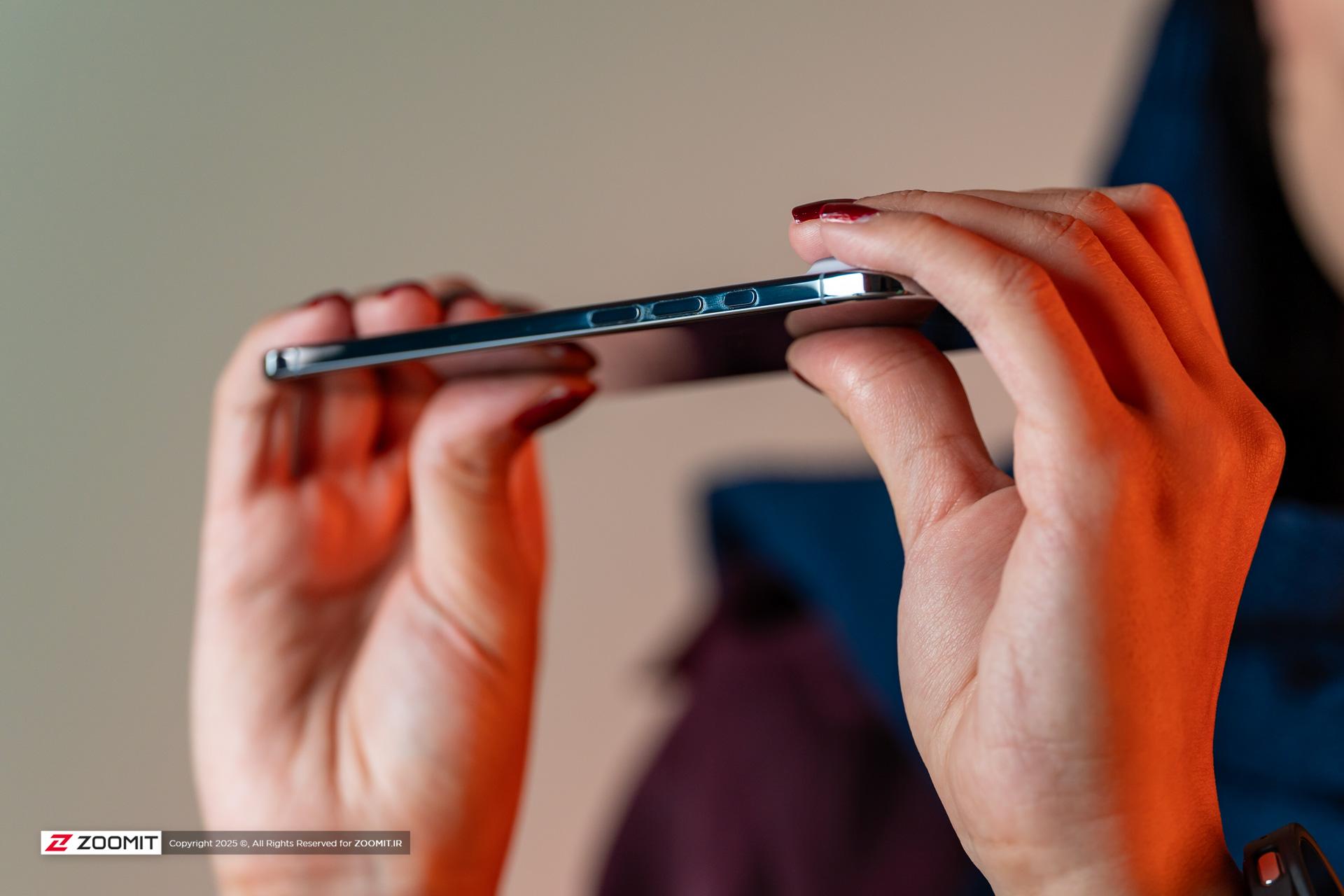 فردی در حال خم کردن آیفون ایر 