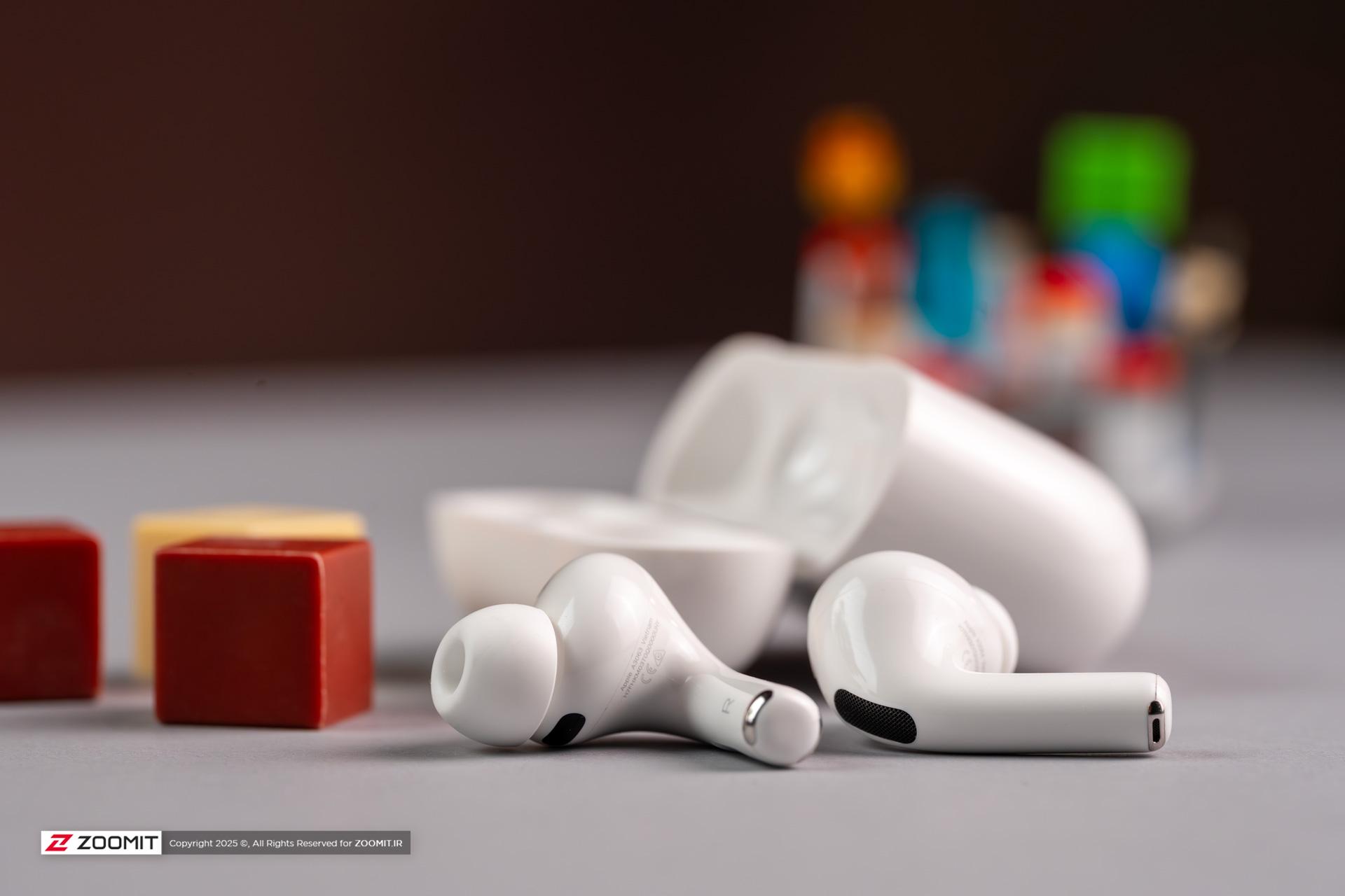 ایربادهای ایرپاد پرو ۳ روی میز خاکستری 