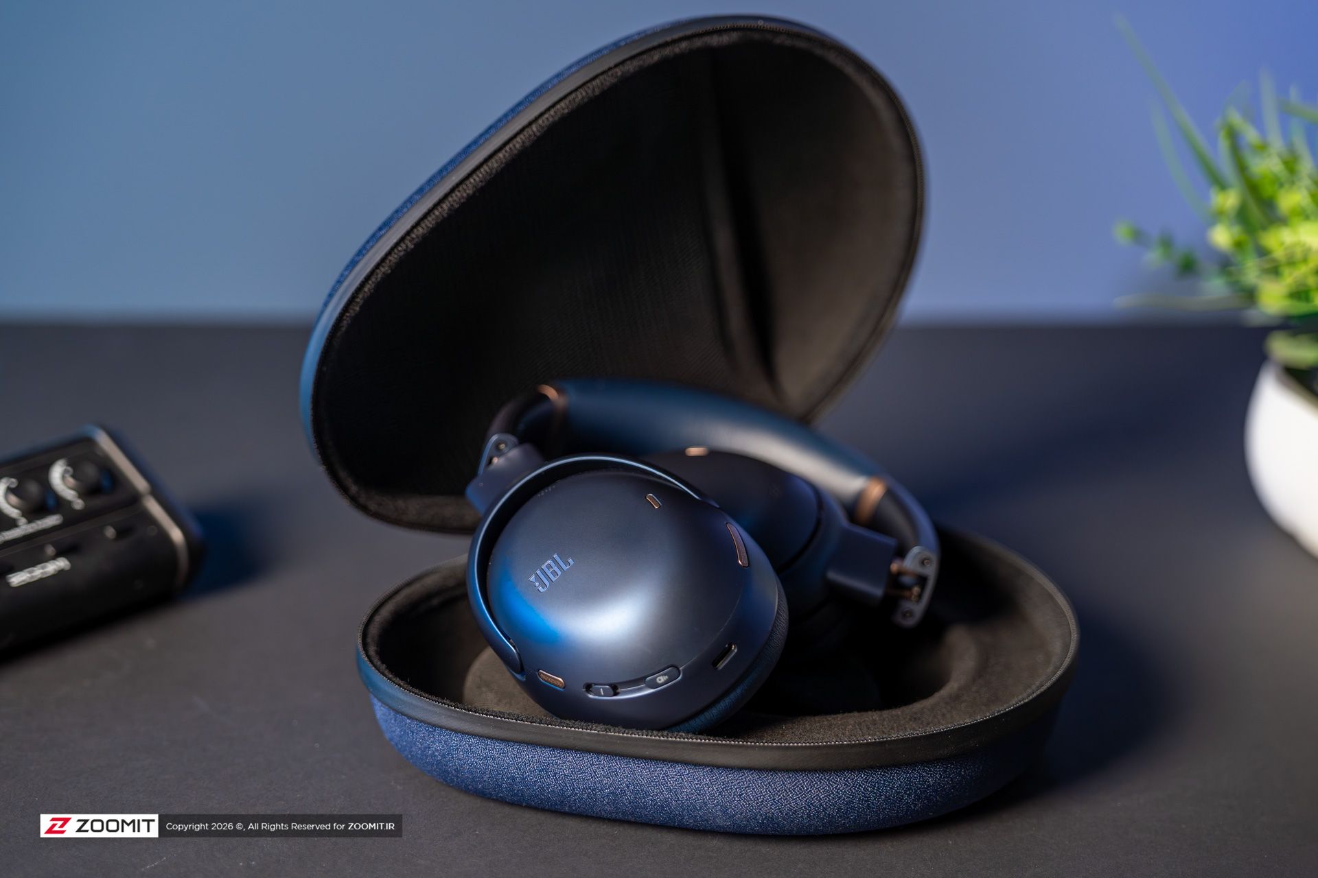 هدفون JBL Tour One M3 داخل کیس مدل آبی 