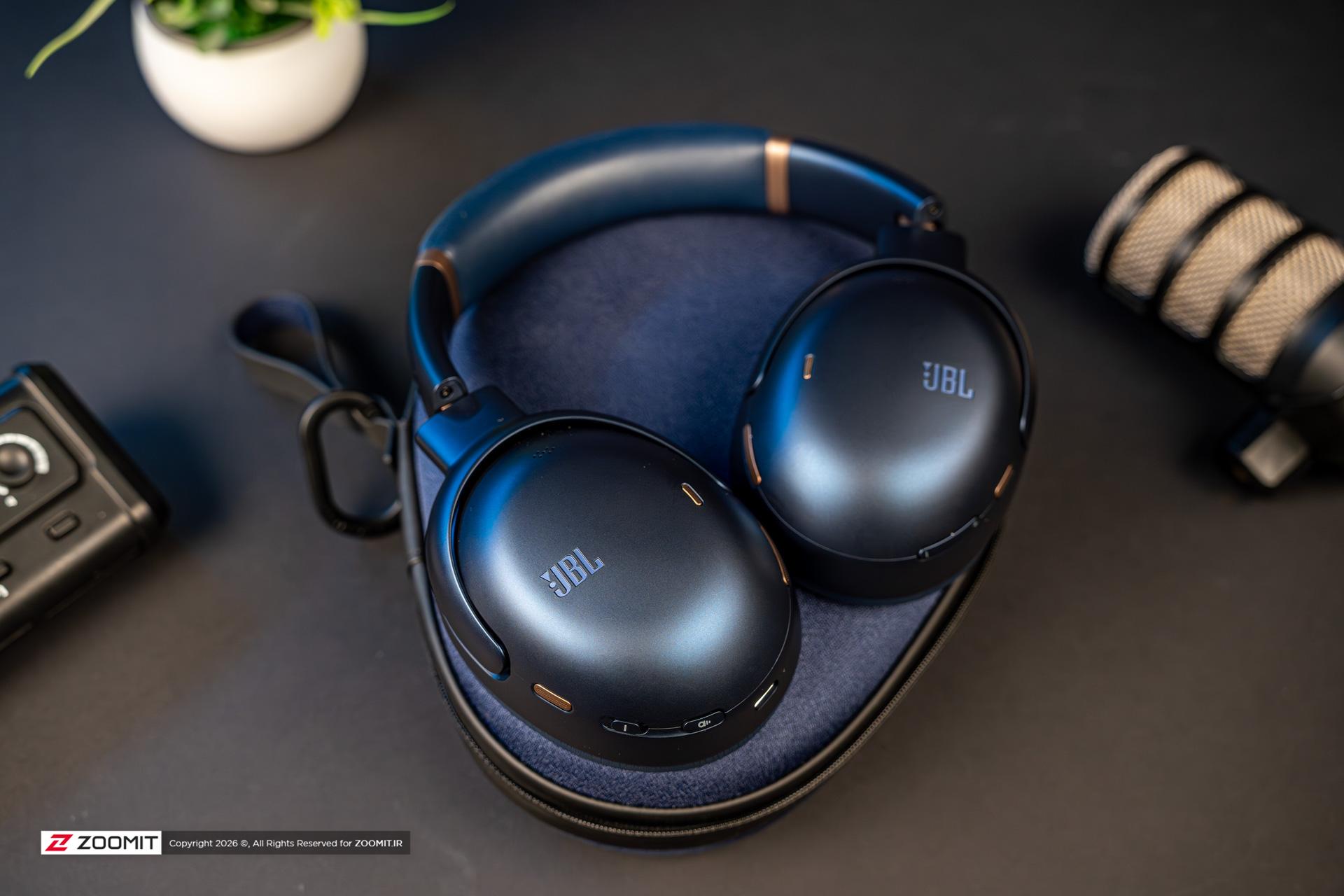 نمای بالا از هدفون JBL Tour One M3 روی کیس مدل آبی 