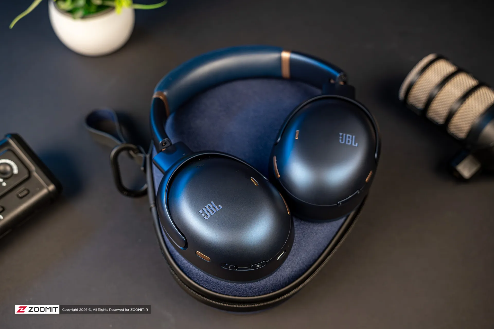 نمای بالا از هدفون JBL Tour One M3 روی کیس مدل آبی 