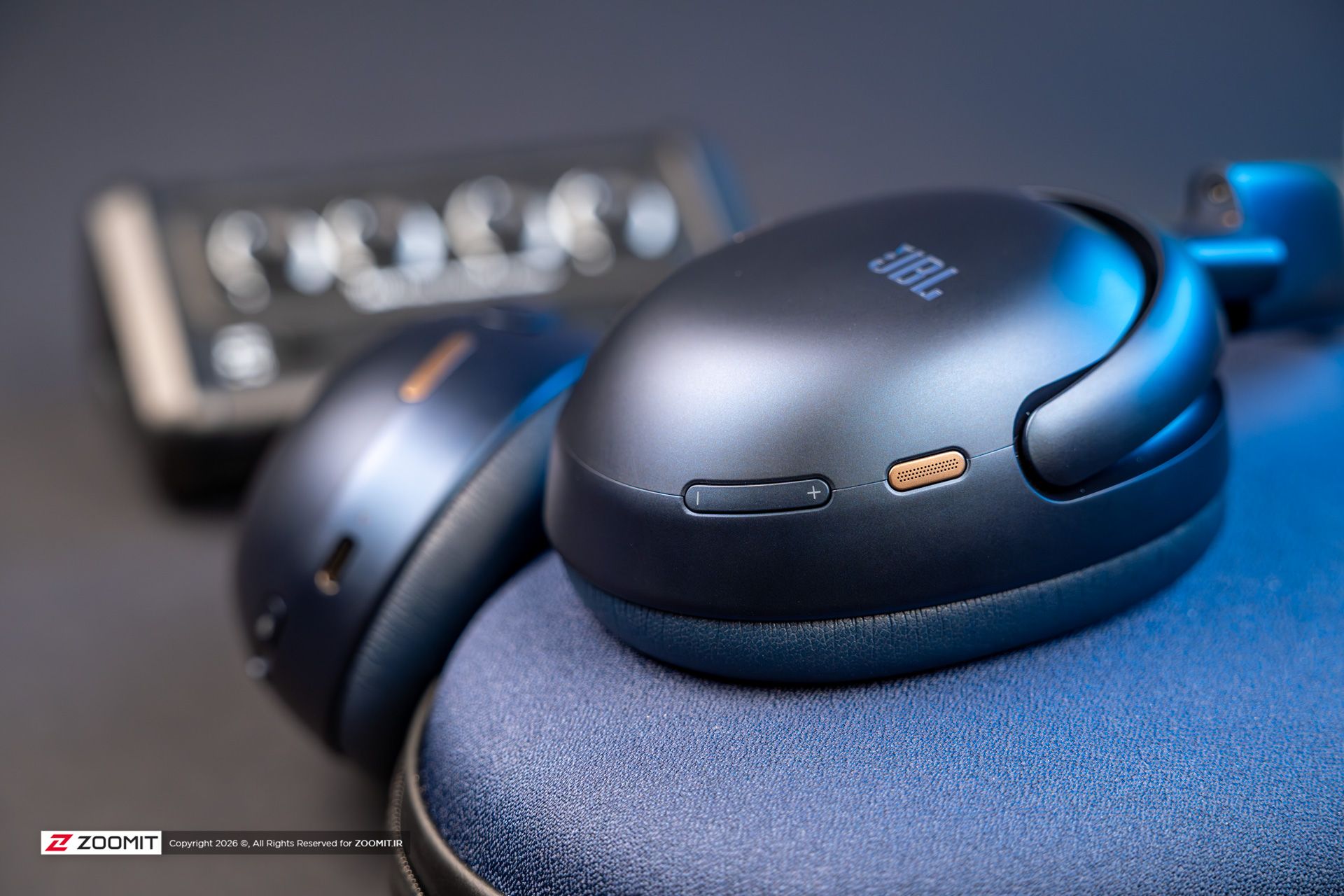 نمای بغل از هدفون JBL Tour One M3 مدل آبی 