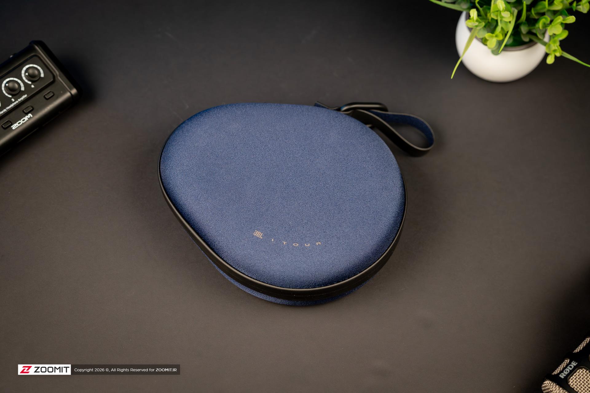 نمای بالا از کیس هدفون JBL Tour One M3 مدل آبی 