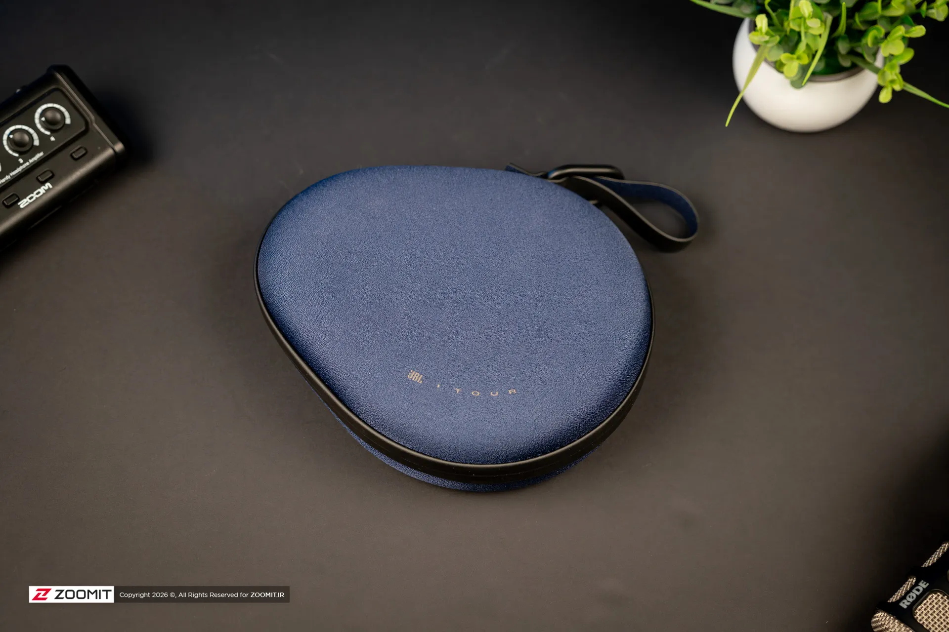 نمای بالا از کیس هدفون JBL Tour One M3 مدل آبی 