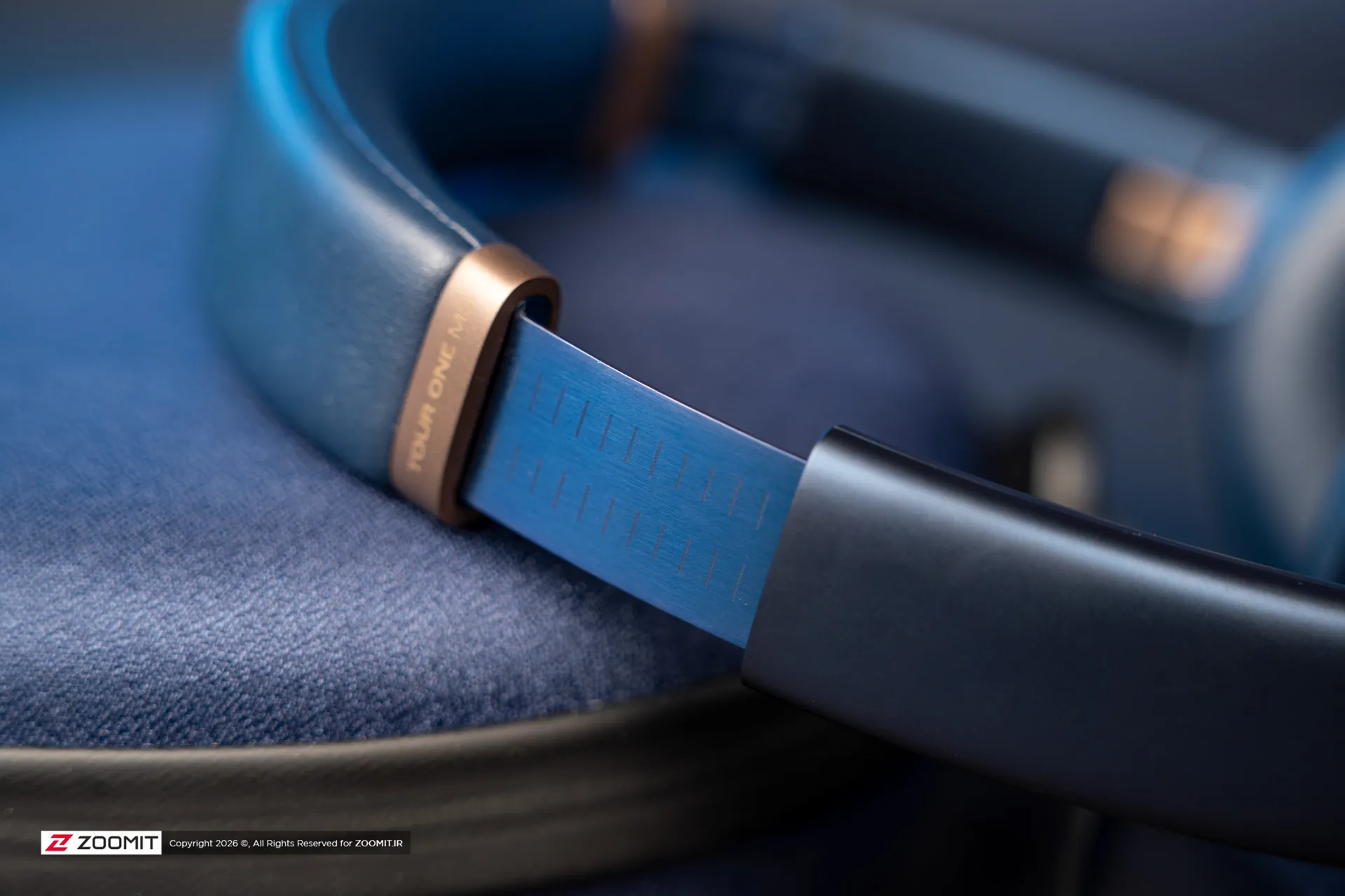 نمای نزدیک از هدبند هدفون JBL Tour One M3 مدل آبی 