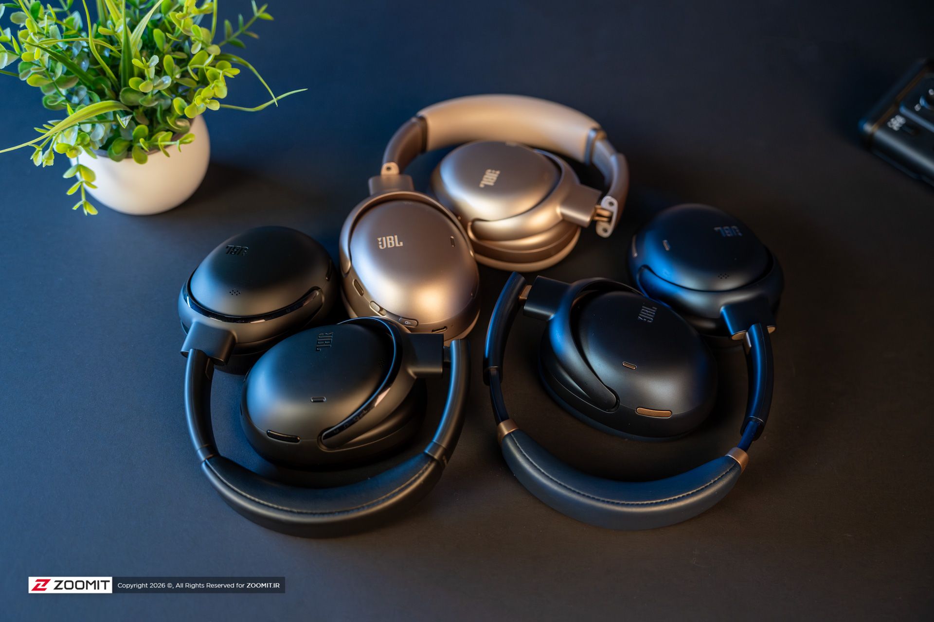 هدفون JBL Tour One M3 مدل آبی مشکی و کرم کنار هم 