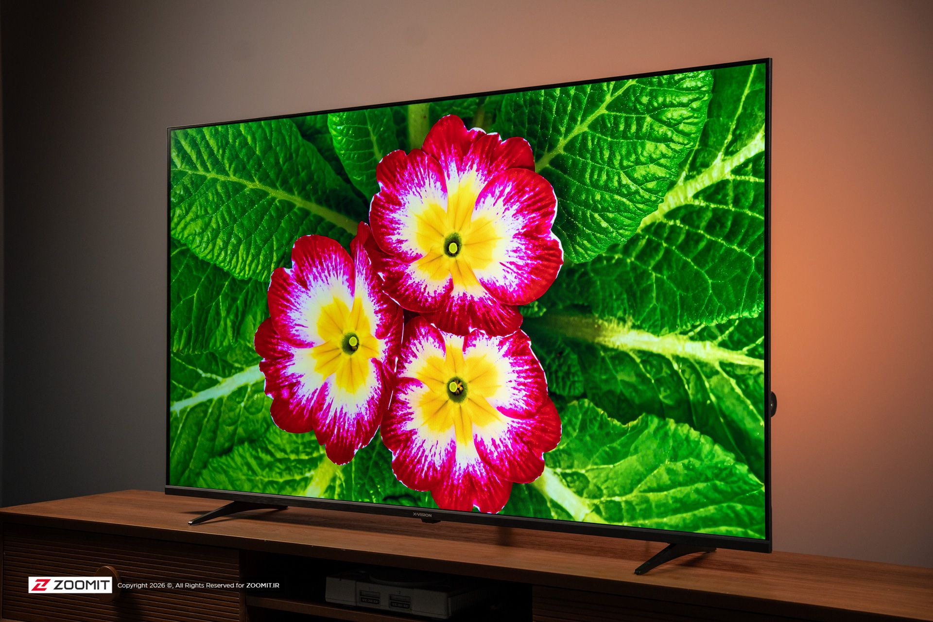 تلویزیون ایکس‌ویژن XCU700 از نمای کنار