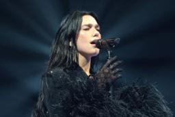 دوا لیپا / Dua Lipa در حال خواندن آهنگ با لباس مشکی