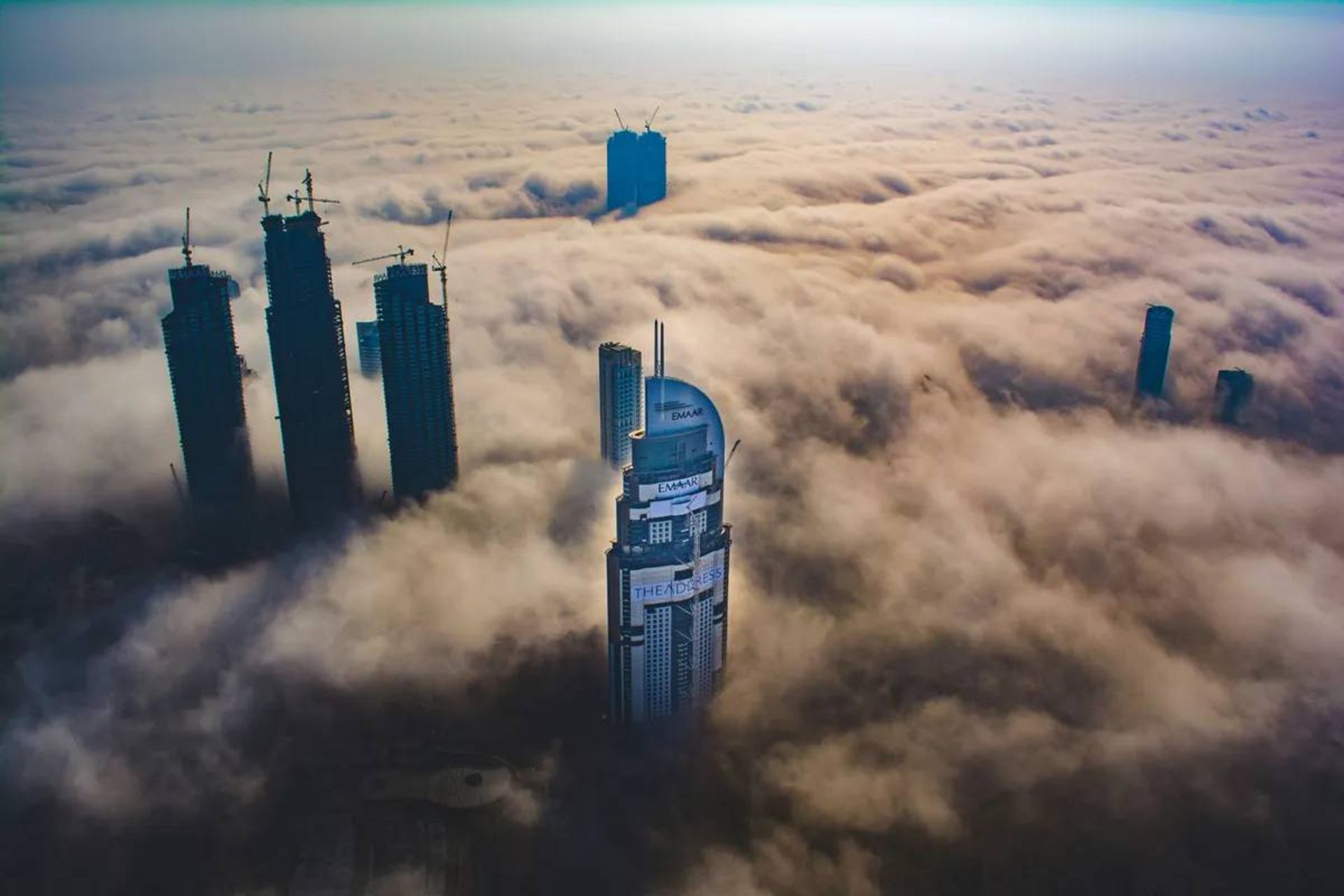 منظره ابرها برفراز شهر دبی