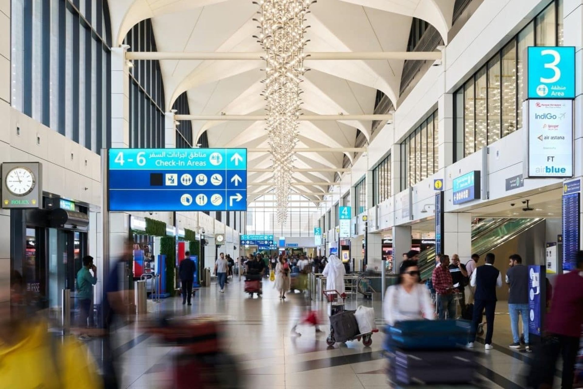 عبور جمعیت در فرودگاه بین‌المللی دبی