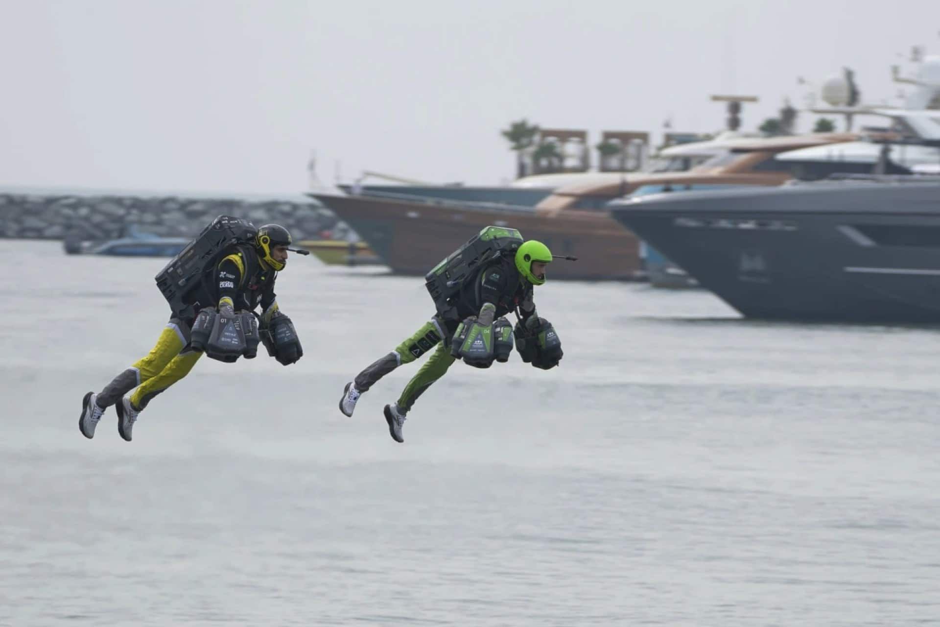 دو خلبان در حال پرواز بالای سطح دریا - با پس زمینه‌ی کشتی‌ها