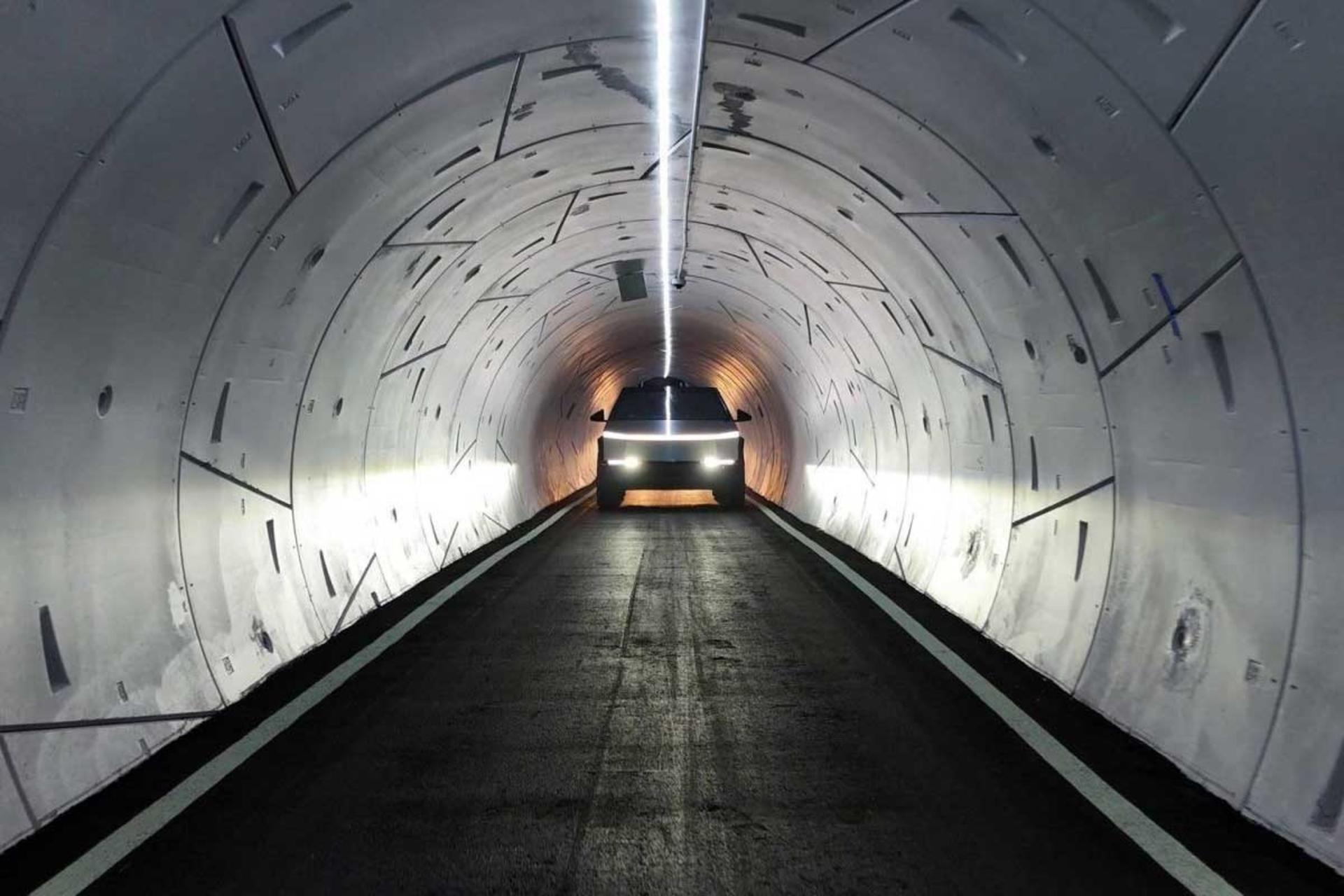 یک خودرو در تونل زیرزمینی دبی