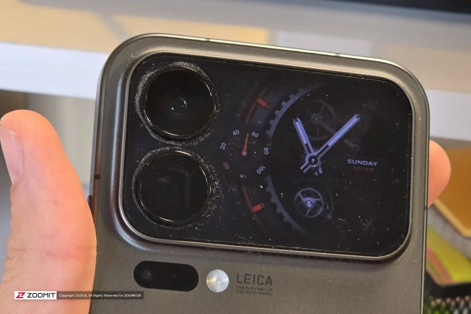 گردوغبار جمع‌شده اطراف نمایشگر و دوربین شیائومی ۱۷ پرو مکس